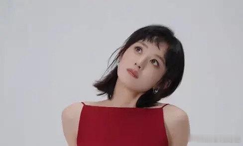 你赵姐还得是你赵姐（赵丽颖）。她代言的释出的纪梵希彩妆大片一出，狗啃刘海造型引热