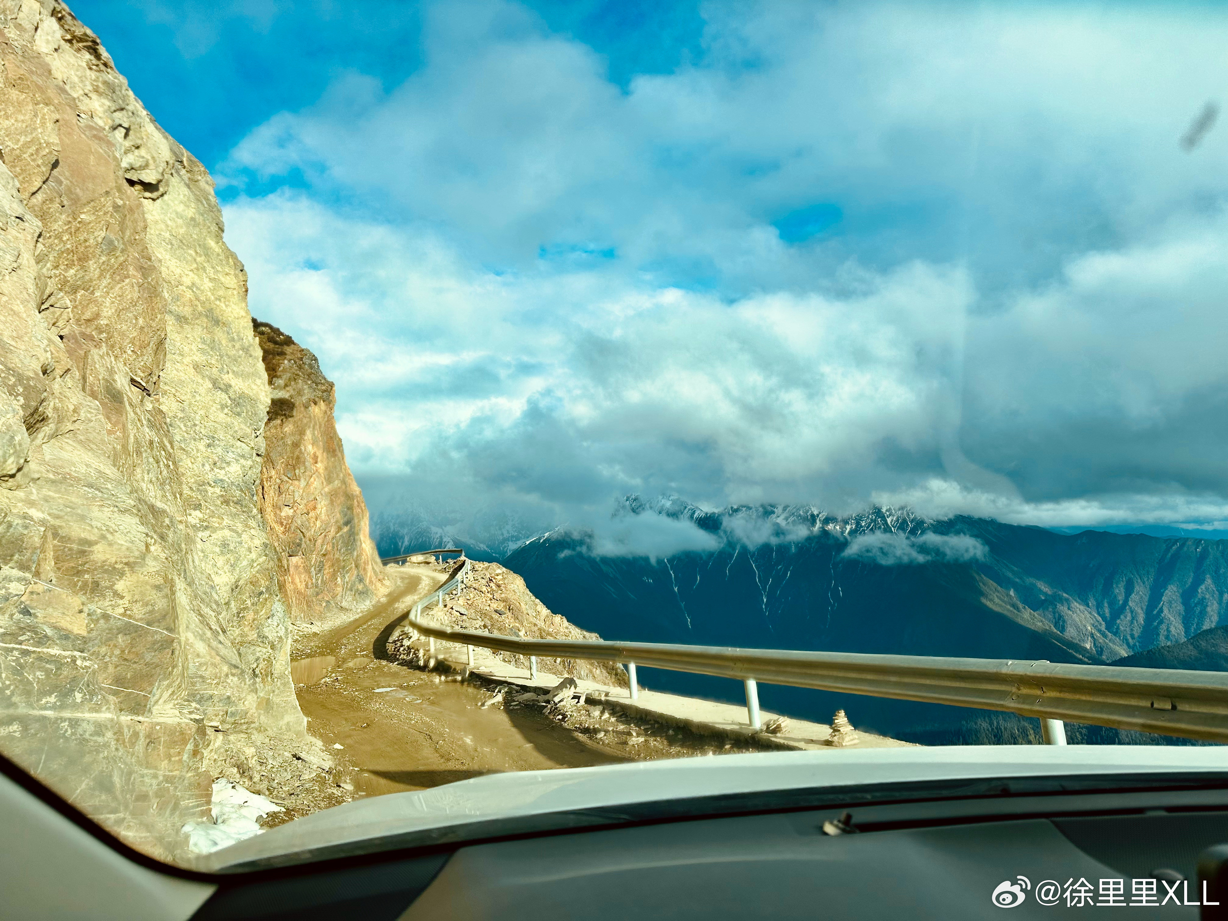 有粉丝问去丙察左对轮胎有没有要求？需不需要换AT胎？我也只去过一次，开着前驱雷克