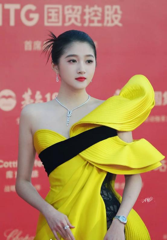 关晓彤估计很难结婚了，不是放不下鹿晗，而是如今28岁的她，竟然已经明白自