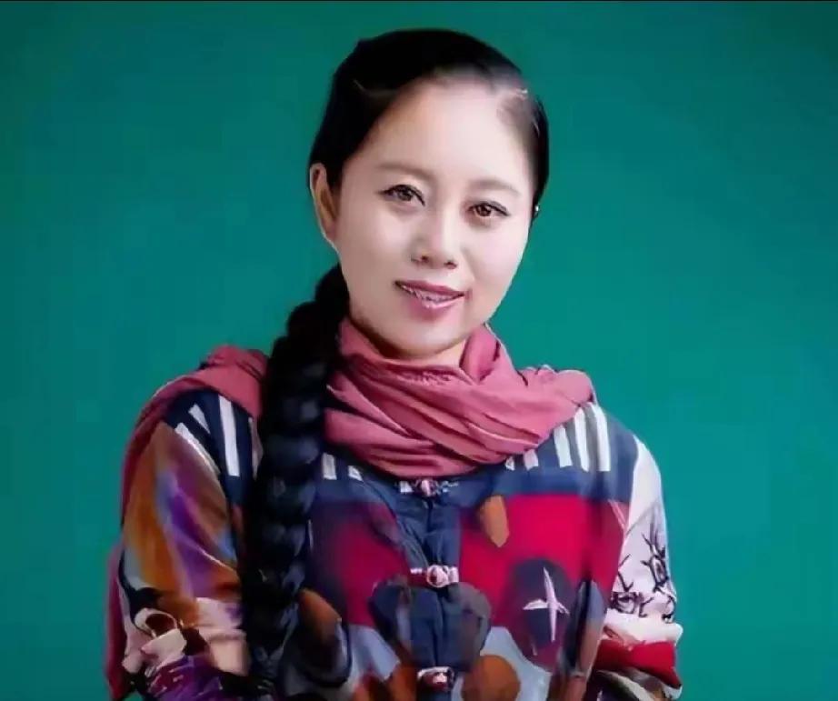 陕北农家女崔苗，怀揣音乐梦，倾家荡产120万勇闯《星光大道》。一路从周赛冠军杀到