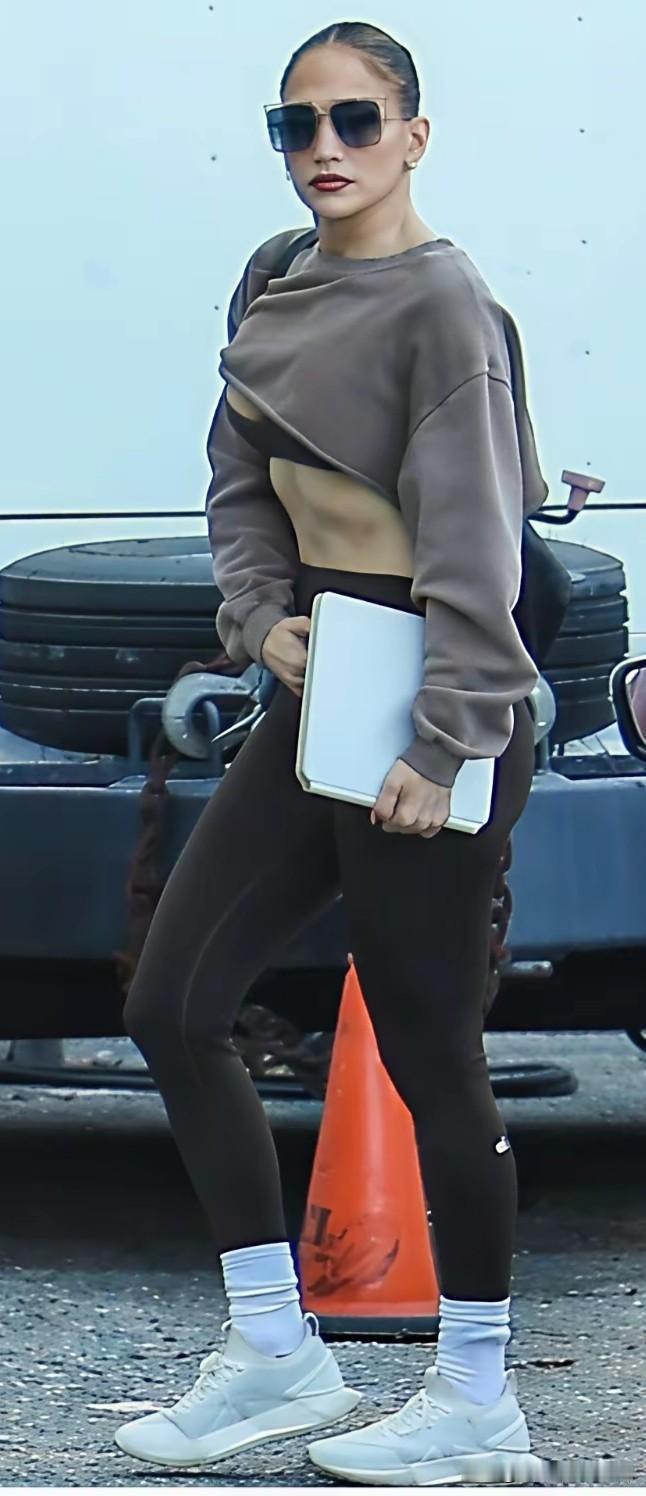 也不知道是冷还是热？你说冷吧，直接露着肚子。你说热吧，还穿了一个卫衣。就是