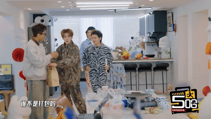 邓超说节目组那么当真干嘛鹿晗去王勉家带了臭豆腐哈哈哈哈哈邓超：节目组的话不用当