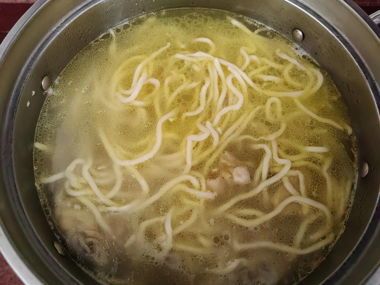 鸡汤面，美味。买了19元鸡肉，煮了满满的一锅鸡汤，再加6元的面条，一家四口都吃不