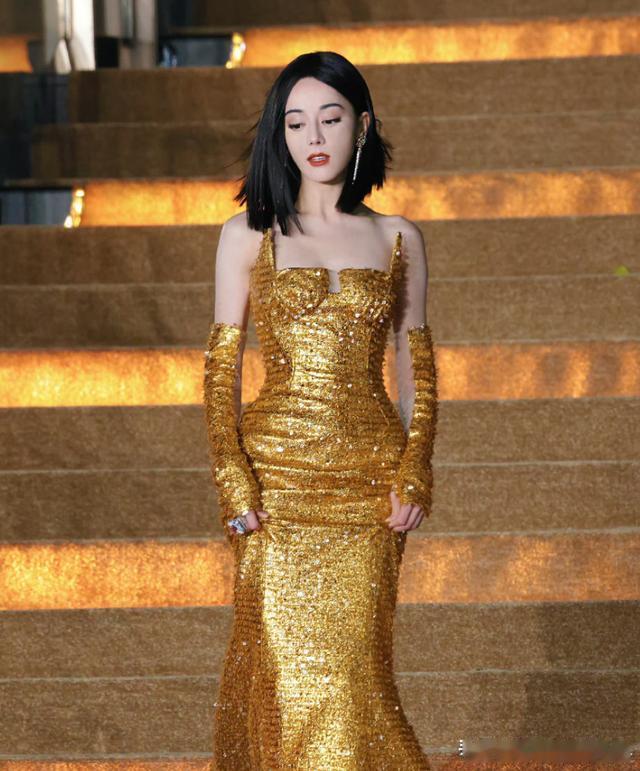 这一夜，迪丽热巴的“假屁股”，撕开了内娱女星的遮羞布