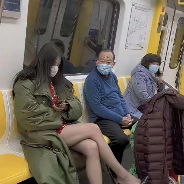 东北地铁这一幕太有画面感！朋友在东北坐地铁随手拍下这一幕，特别有意思。