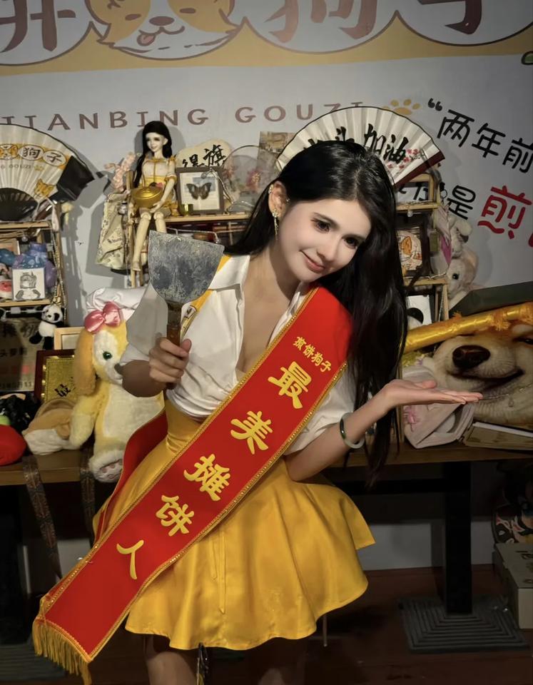 狗头萝莉的狗狗煎饼摊两周年，被网友授予“最美摊饼人”，成功从曾经的擦边网红转型成