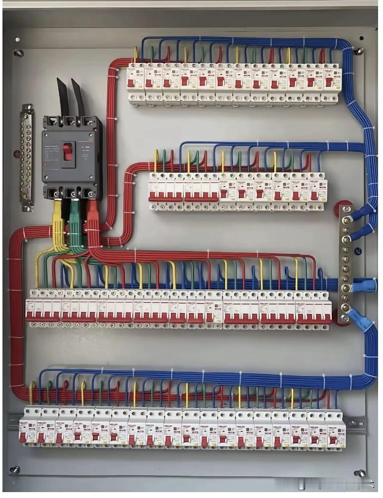 这台配电箱堪称教科书级别的工艺典范！线路排布作为电工的我们，主要是干什么活呢，
