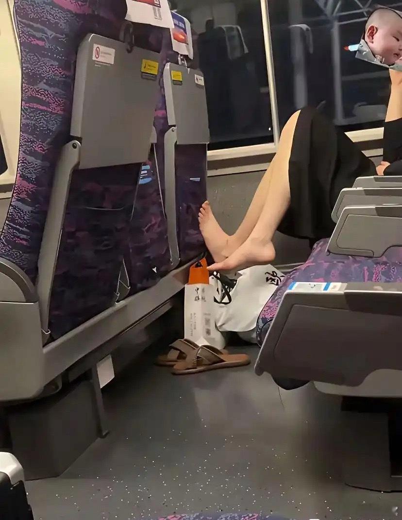 这是我今天坐高铁看到的一幕！如果是你，会觉得怎么样？会提醒她穿好鞋子吗？