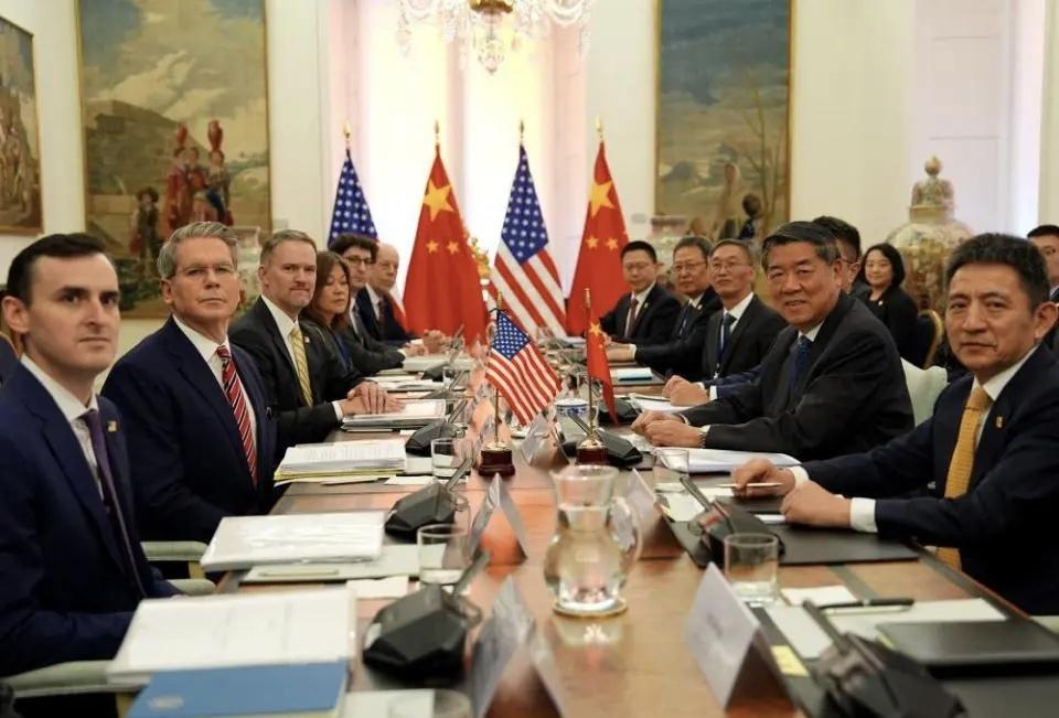 双方的姿体语言，一目了然！