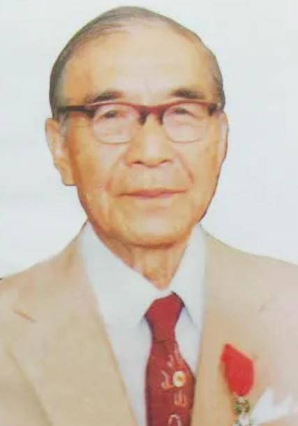 有天，85岁的邝安堃喝迷糊了，把家里23岁的小保姆当成了自己老婆。保姆没有反抗，