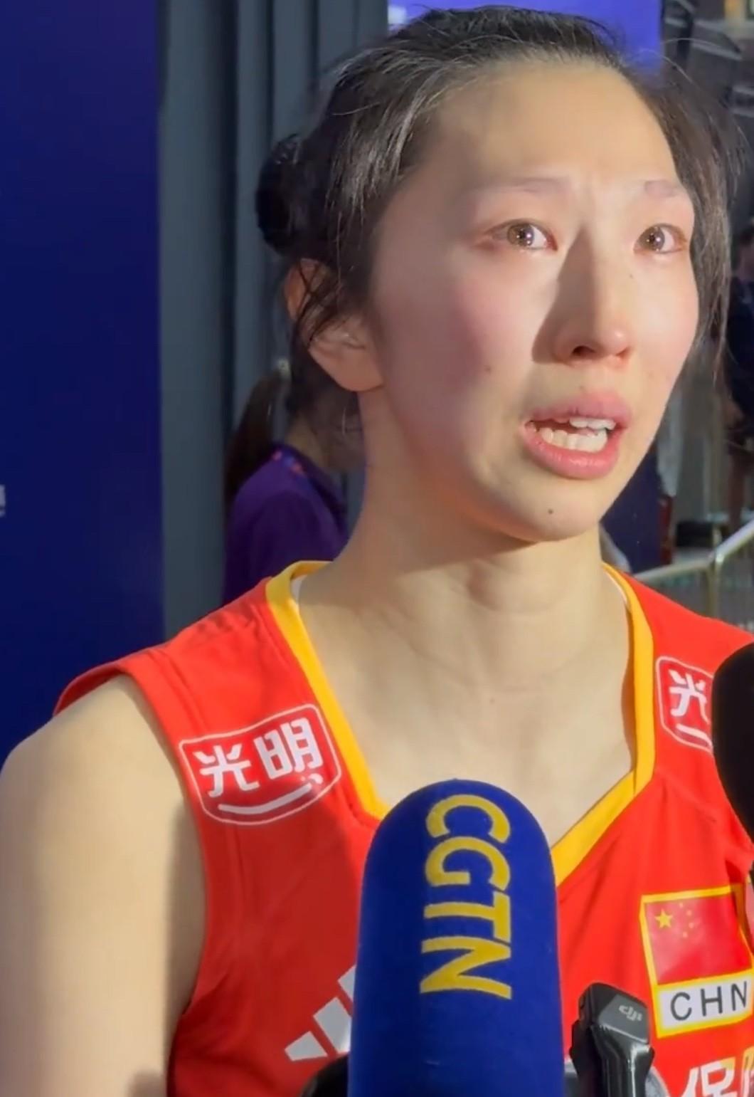 吴梦洁哭得特别痛[哭哭][哭哭]比赛结束后的采访区，中国女排和土耳其女排的队员们