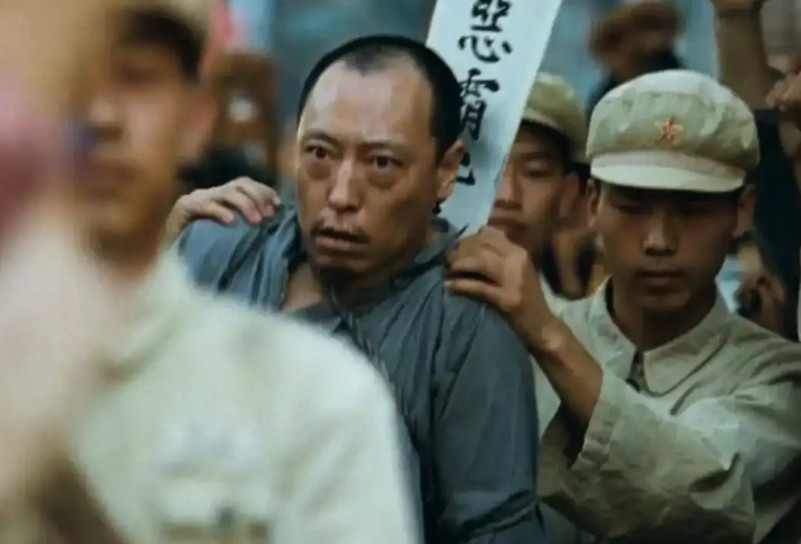《活着》里龙二被枪毙前没咬住福贵不放，其实原著开头早有伏笔。福贵赌光家产的时