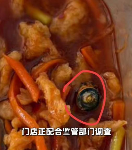 还敢吃外卖吗？山西一女子点外卖吃出破损电池，咽喉有灼烧感、胃部不适，门店拒绝陪同