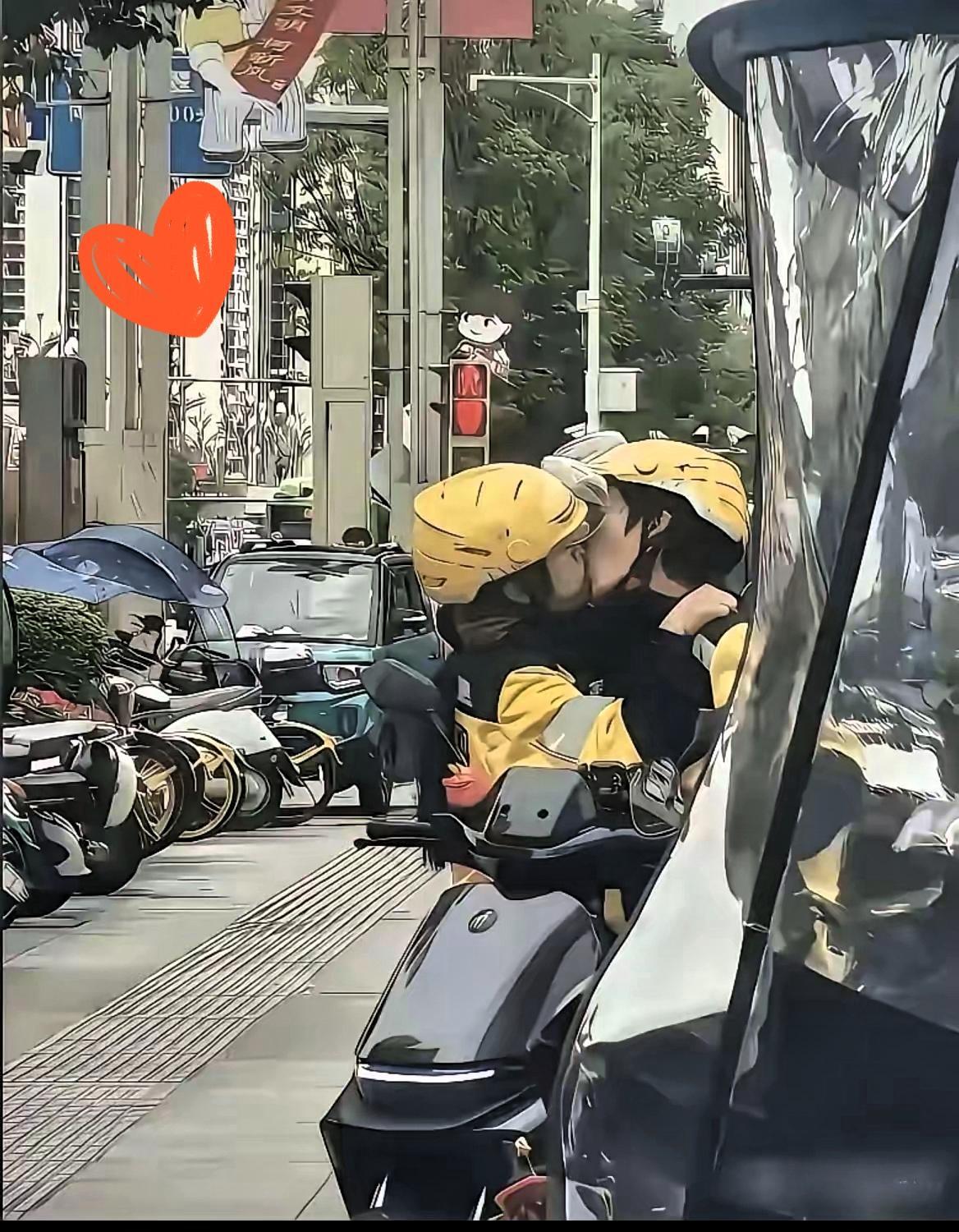 在奔波的生活里他们穿着同款“战袍”在街头的片刻亲昵是为生活打拼时最暖的糖