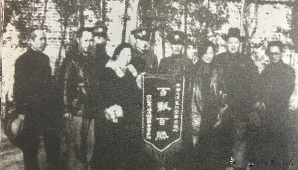 1938年那个烽火连天的夏天，中共代表董必武、邓颖超慰问武汉空战中作战有功的中国