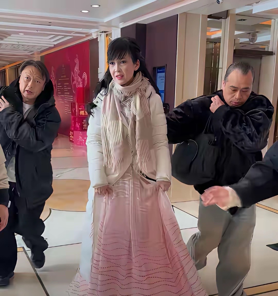 59岁周慧敏，很正常的状态呀，港星一般不医美，接受自己自然老去，值得点赞。