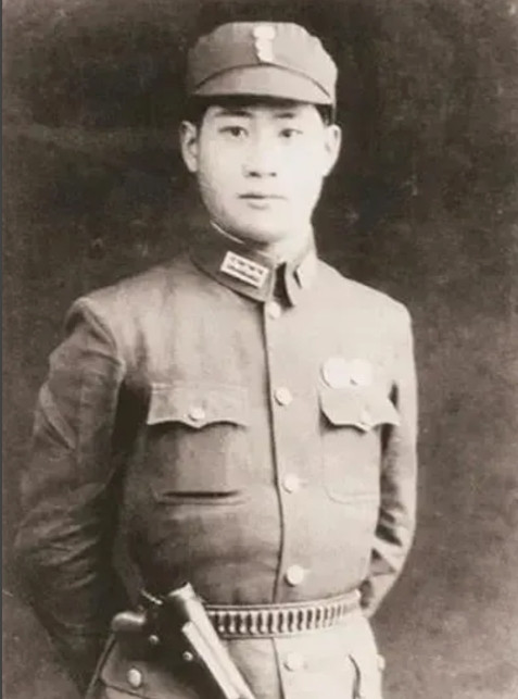 1944年，远征军连长林正亨在战场上连杀数名日军后，负伤昏迷。伤愈后他想重返部