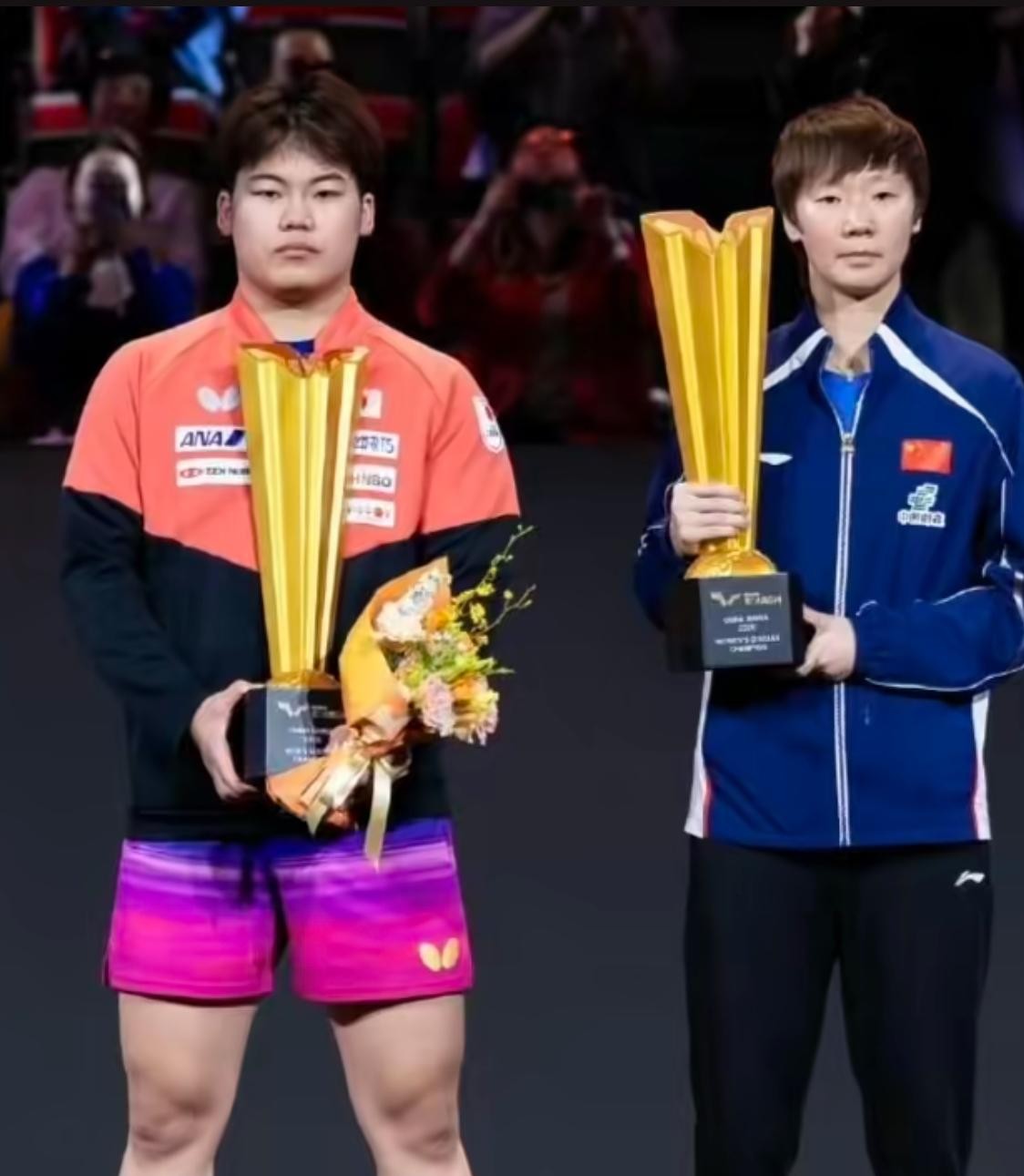 松岛辉空这一场大胜直接掀翻了张本智和，但真正被架在火上烤的，其实是台下坐着的张本美和。原本哥哥张本智
