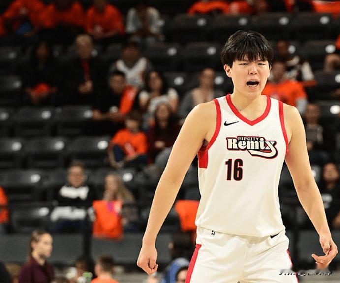 还不错！杨瀚森在发展联盟第一场比赛，得到8分13篮板4助攻1抢断1盖帽！这场