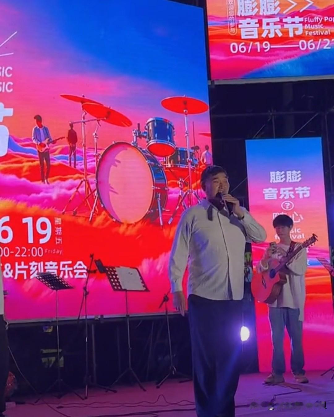 气场拉满！大衣哥登大型音乐节舞台，台下万人举灯应援。6月19日端午当晚，朱之文