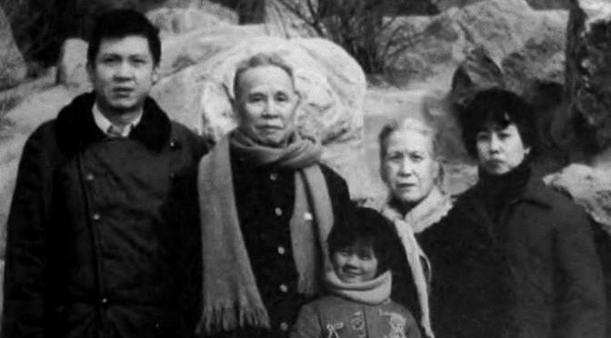 1992年，西安1位离休老人邱季龙进京，参加了1个战友聚会。国防大学校长张震上将