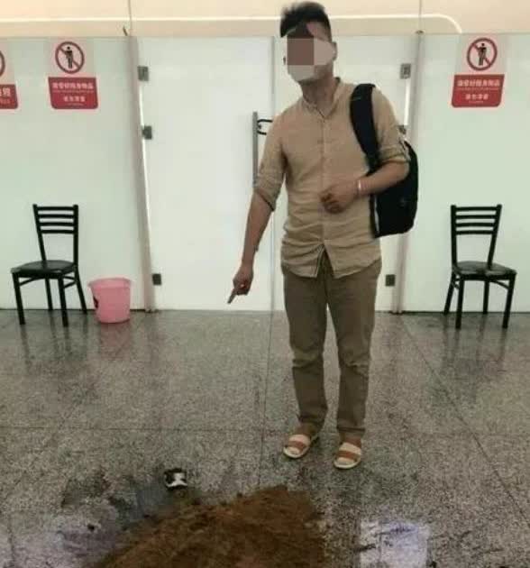 武汉机场发生了一件事情，是规则意识与暴躁脾气相遇，一名男子携带没有3C标识的