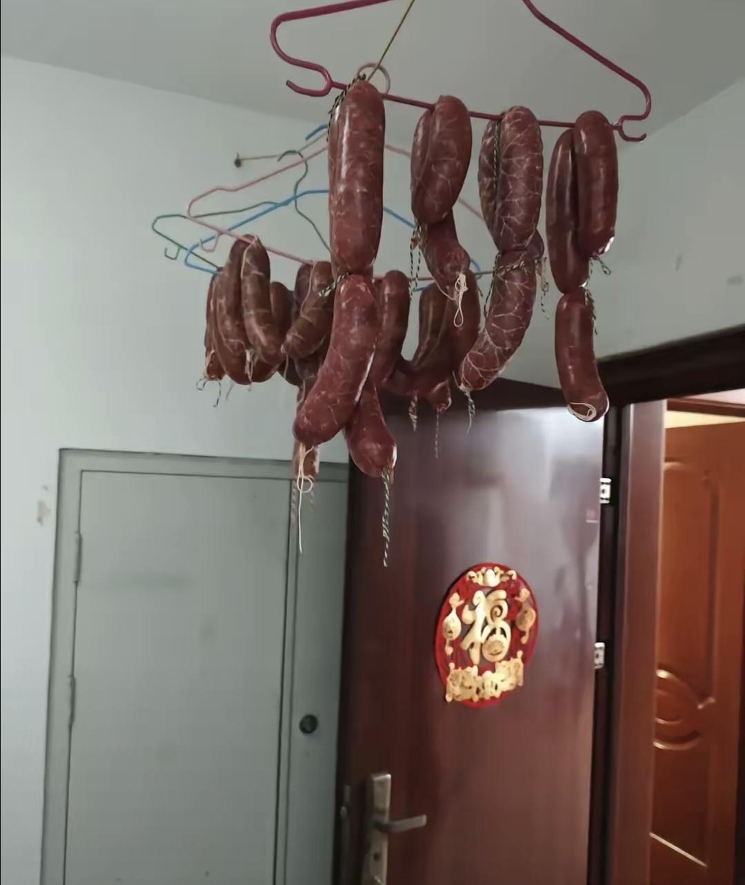 思晴姐三次做香肠都塌了：第一次全用瘦肉，蒸完像嚼橡皮；第二次挑了肥肉又嫌油大，切