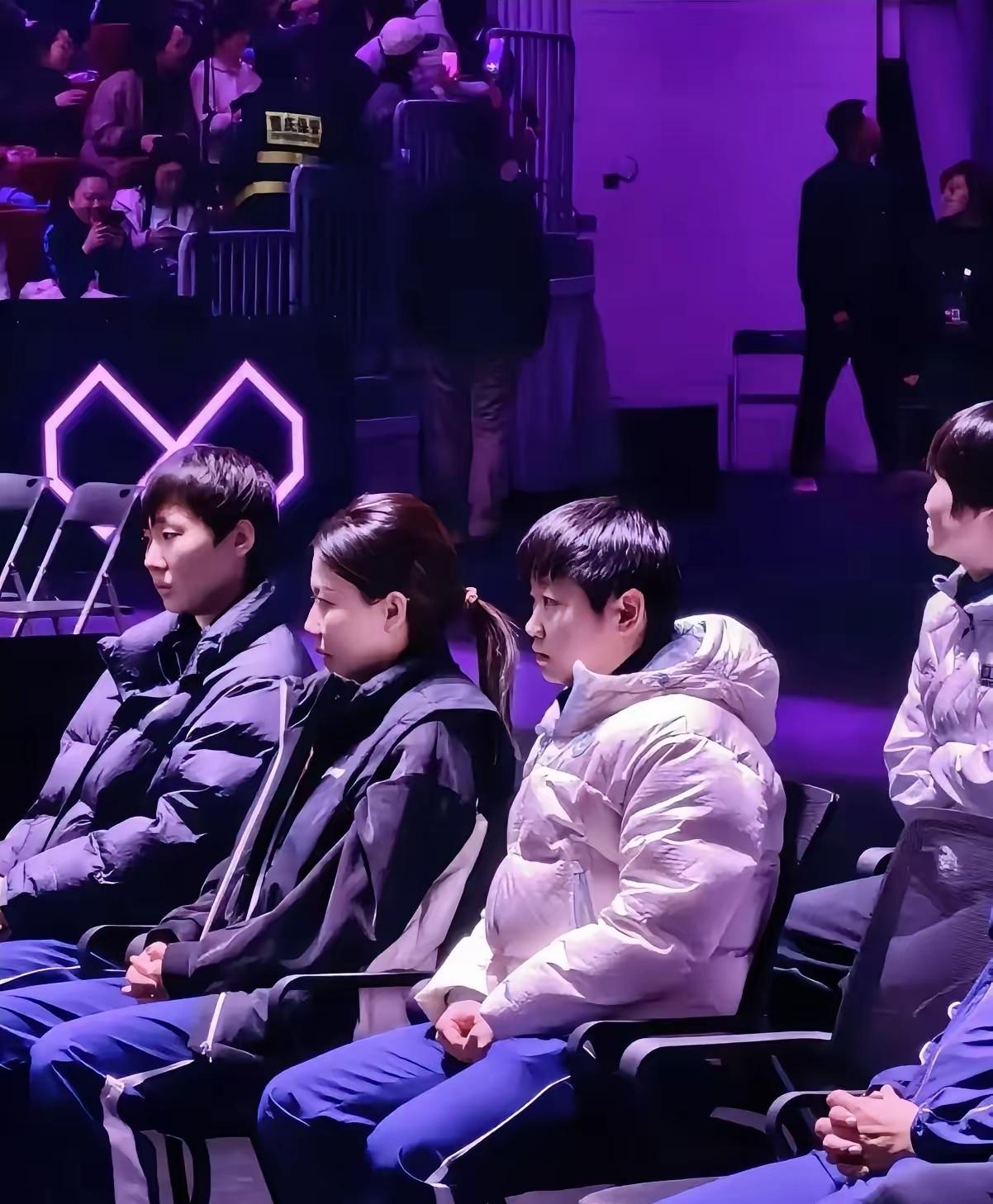 莎莎和曼昱这个表情，我直接没忍住泪目了！就是那一瞬间，镜头扫过孙颖莎和王