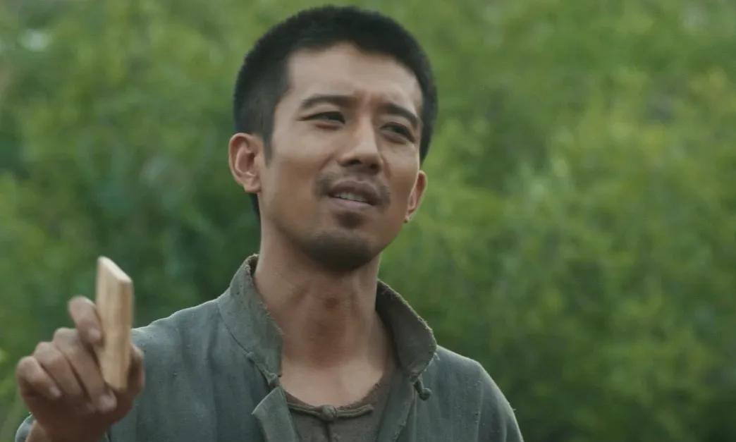 《生万物》铁头真是一肚子坏水，当他当上村里的农会主任后，第一件事就是先整治那个抽