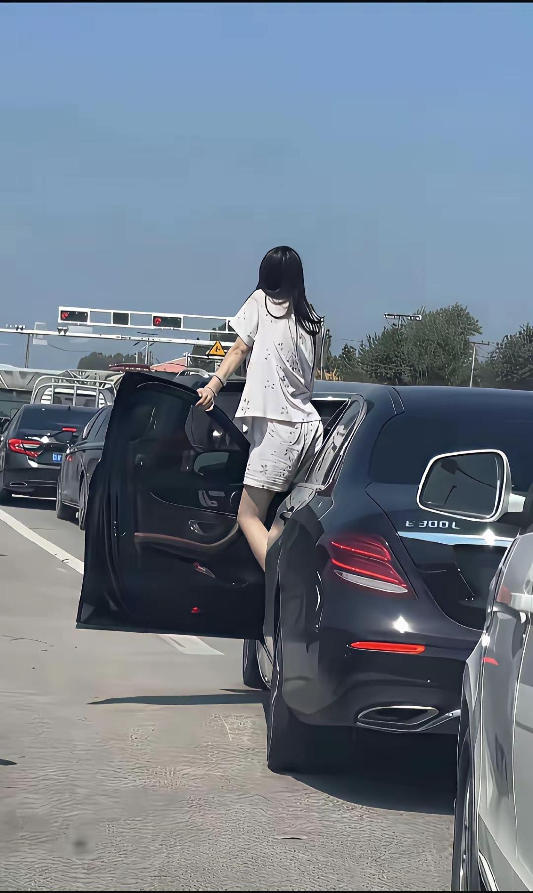 女孩子，吊儿郎当的，还真不多见，特别是有钱人家