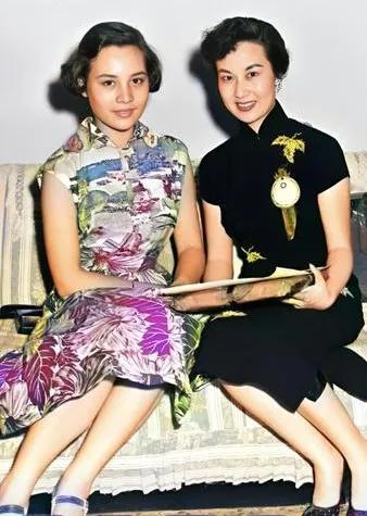 蒋孝章的容貌美艳而高贵，即便跟当红女明星合影，她也不输。他父亲蒋经国的日记中写