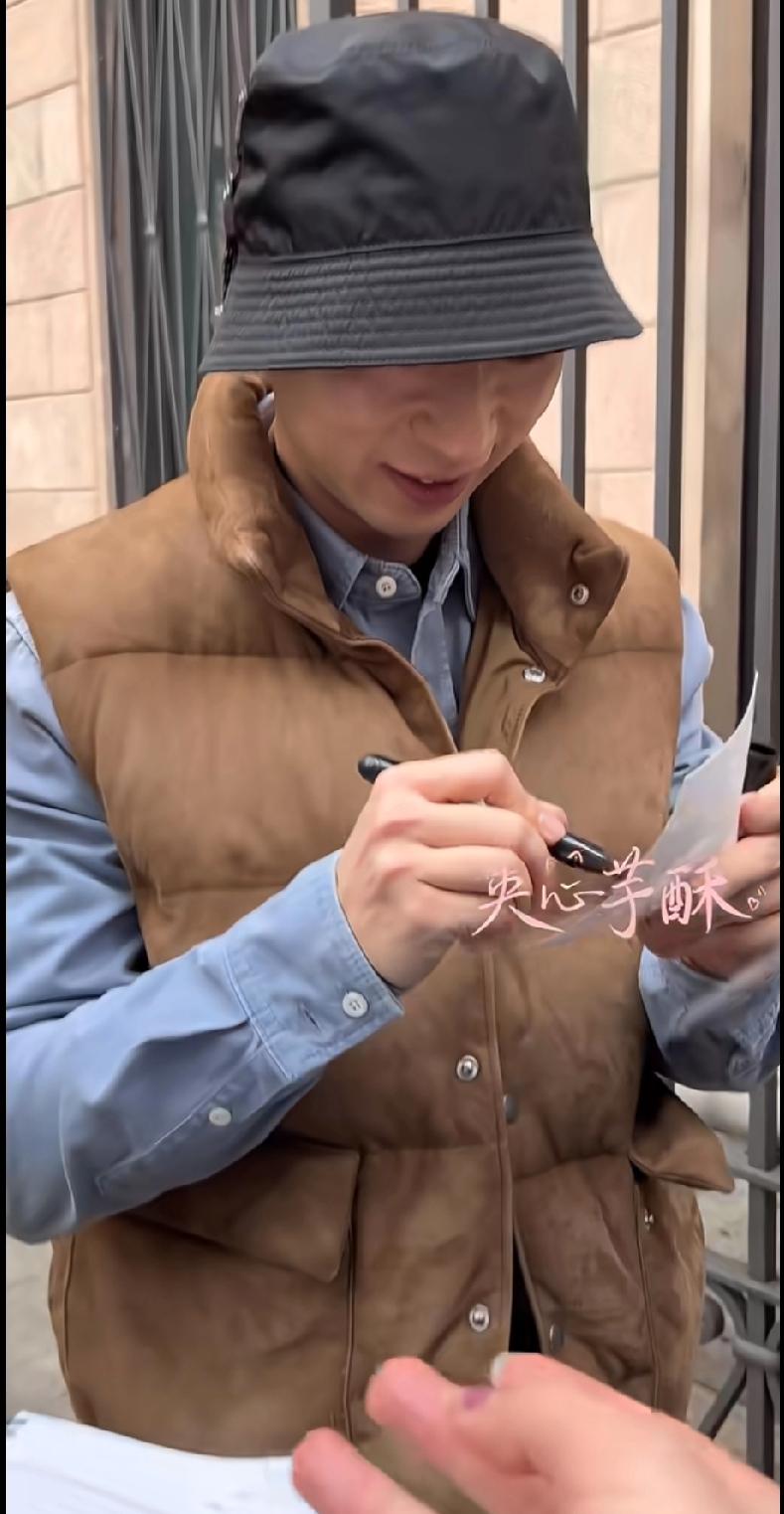 马龙：永远把粉丝放在心上巴黎街头的温暖一幕，马龙耐心给每一位等候的粉丝签名