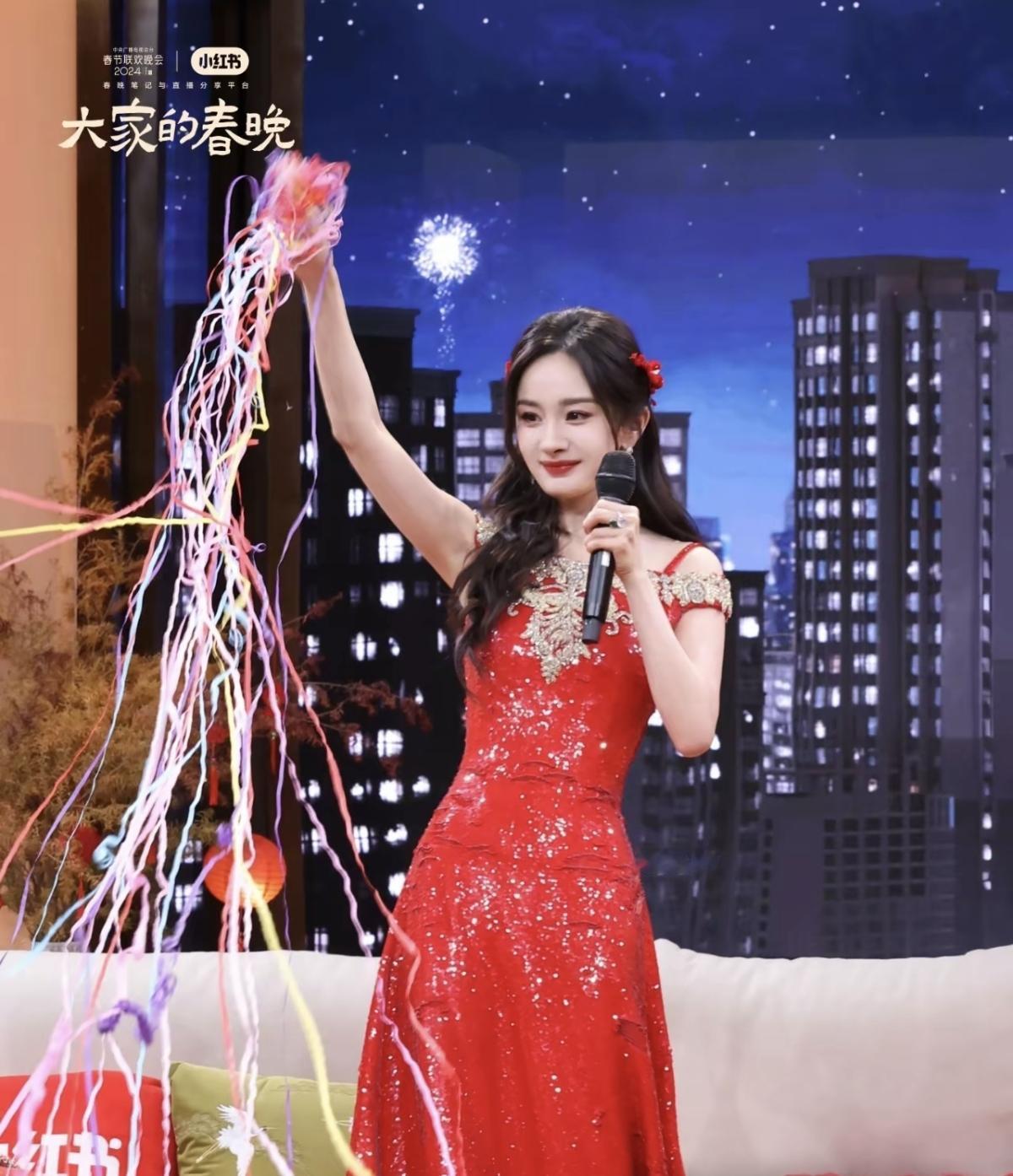 红裙似火，笑意盈盈！杨幂icon在《大家的春晚》里这一身也太有年味儿了，彩带一甩
