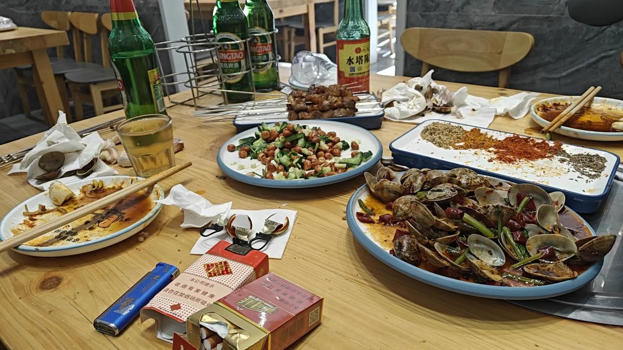 我下午喝多了吃多了，睡多了。​小明下午请我们俩喝酒吃毛肚锅，羊肉串花了356块