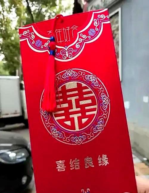 现在见了结婚的同事就绕着走，全因国庆那场没请帖的婚礼——我硬跟着同事去送了600