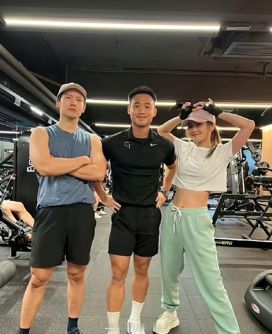 蔡卓妍和老公通过关智斌介绍认识阿Sa和老公两人缘分始于健身房，男方作为关智斌