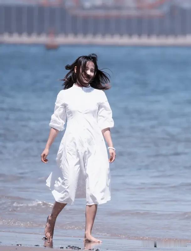 谭松韵确实像是被童年治愈一生的人。她那灵动可爱的形象，身上洋溢着的青春活力，都能