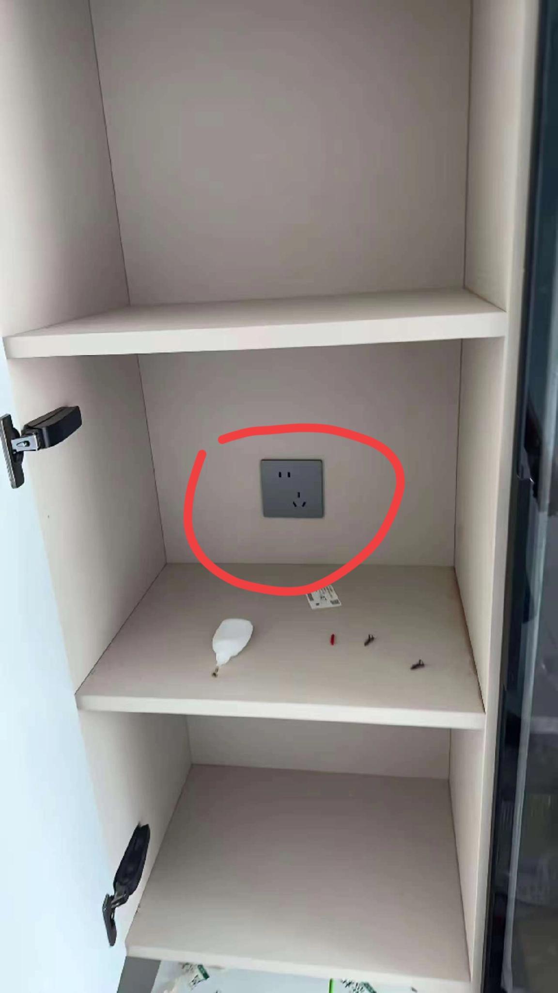因为这个插座的事情，跟老公吵了好几次了，谁家会把插座放在柜子里面？这到底有个什么