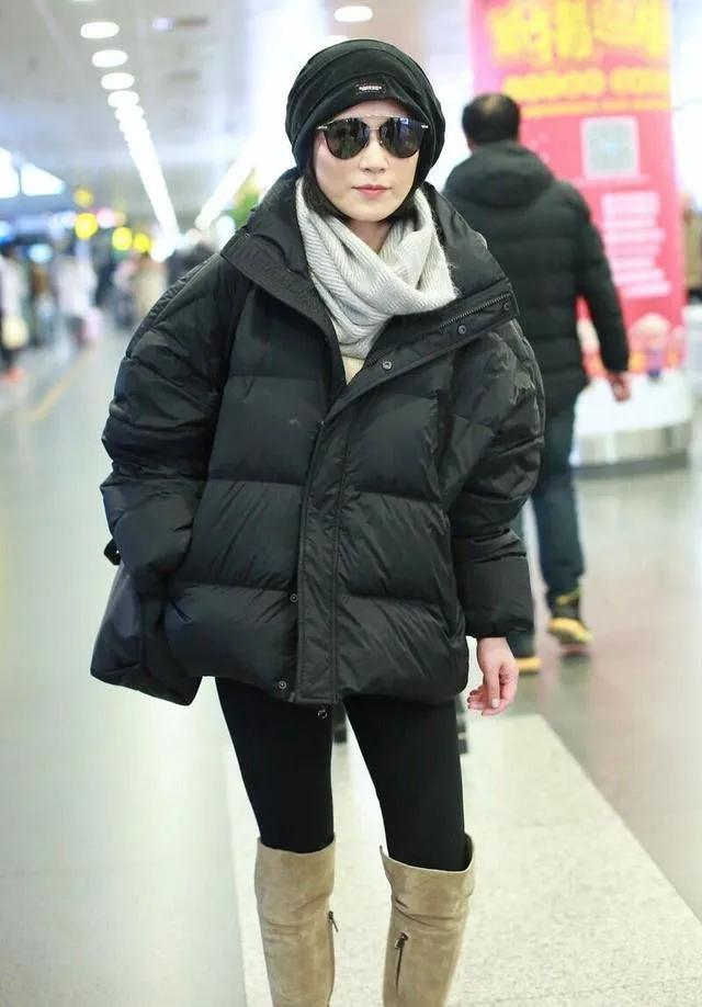 54岁俞飞鸿这机场穿搭，气场赢麻了！黑色蓬松羽绒服搭修身裤，配浅棕长筒靴，