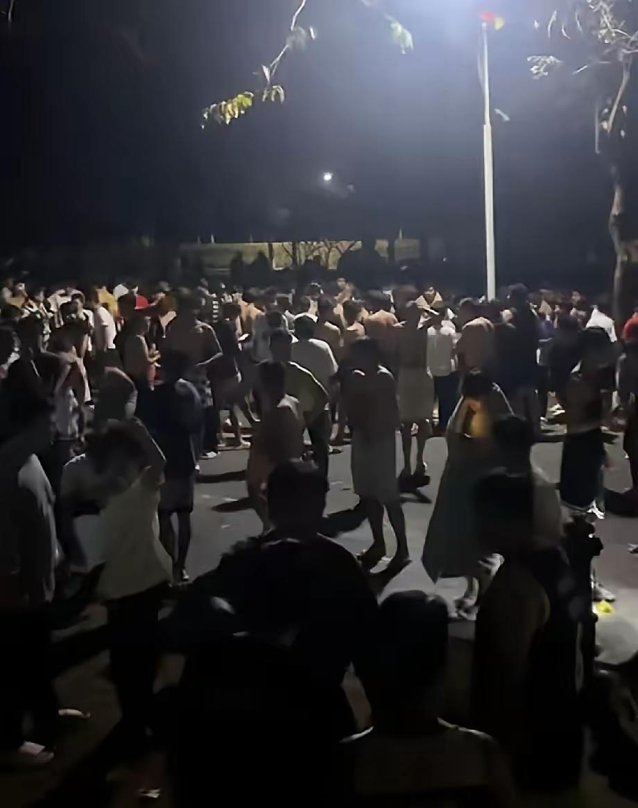 甘肃地震给大家的一个忠告​手机和钱都不重要，一定一定记得跑的时候记得带被子