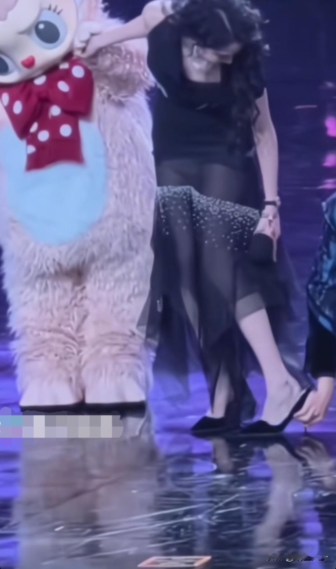 这高跟鞋鞋跟该有多尖，能卡到舞台缝隙里[呲牙笑][呲牙笑][呲牙笑]关晓彤上台领奖高跟