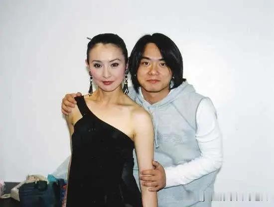 2007年轰动香港娱乐圈的李赛凤、罗启仁、宗天意不伦丑闻经过如下：一、事件