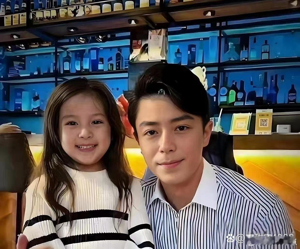 霍建华女儿的长相也太让人惊喜了，眉眼间妥妥遗传了妈妈的高颜值特征，颜值超亮眼～