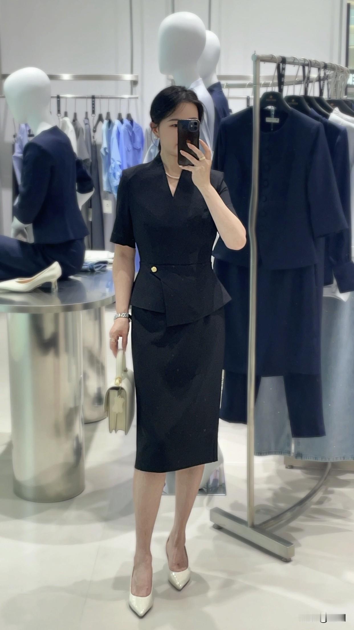 职场女性如何穿出优雅知性气质半身裙长度到膝盖附近，优雅大方。