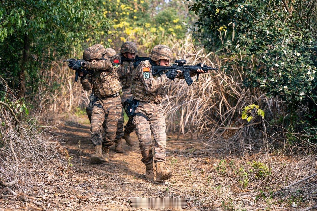 特战尖兵【震撼来袭！直击特战队员，极限训练现场！】连日来，武警江西总队以提升重难