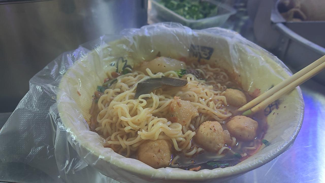 2026年的第一碗面。[呲牙笑]自己给自己弄一份面！这是我的中餐和晚餐。[捂脸哭][