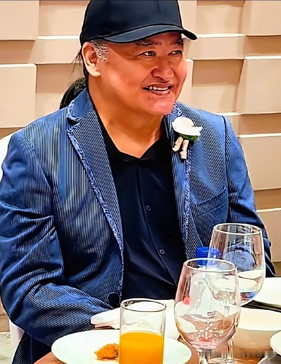 传刘欢离世并不是股骨头坏死这一种病，他还患了更要命的疾病癌症之王肝癌，刘欢特别爱