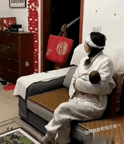 网友都感动哭了：一位女子在家里坐月子，只有她一人在家照顾孩子，就在这时，她的婆婆