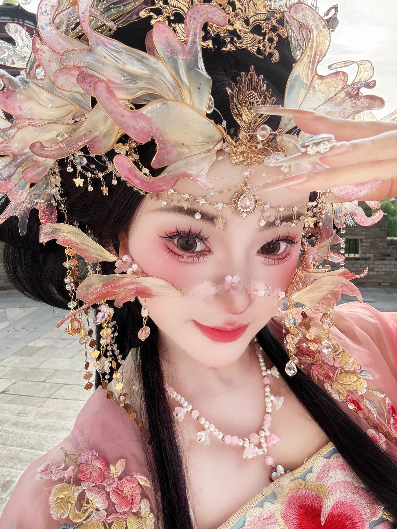 “忽见粉蝶潜入窗 回望罗床唤君郎”