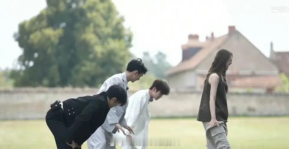 这是什么节目，那个女明星的裤子真的直接避雷了，感觉跟充了气一样